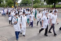 Llaman al diálogo para frenar la huelga médica ante riesgos en servicios
