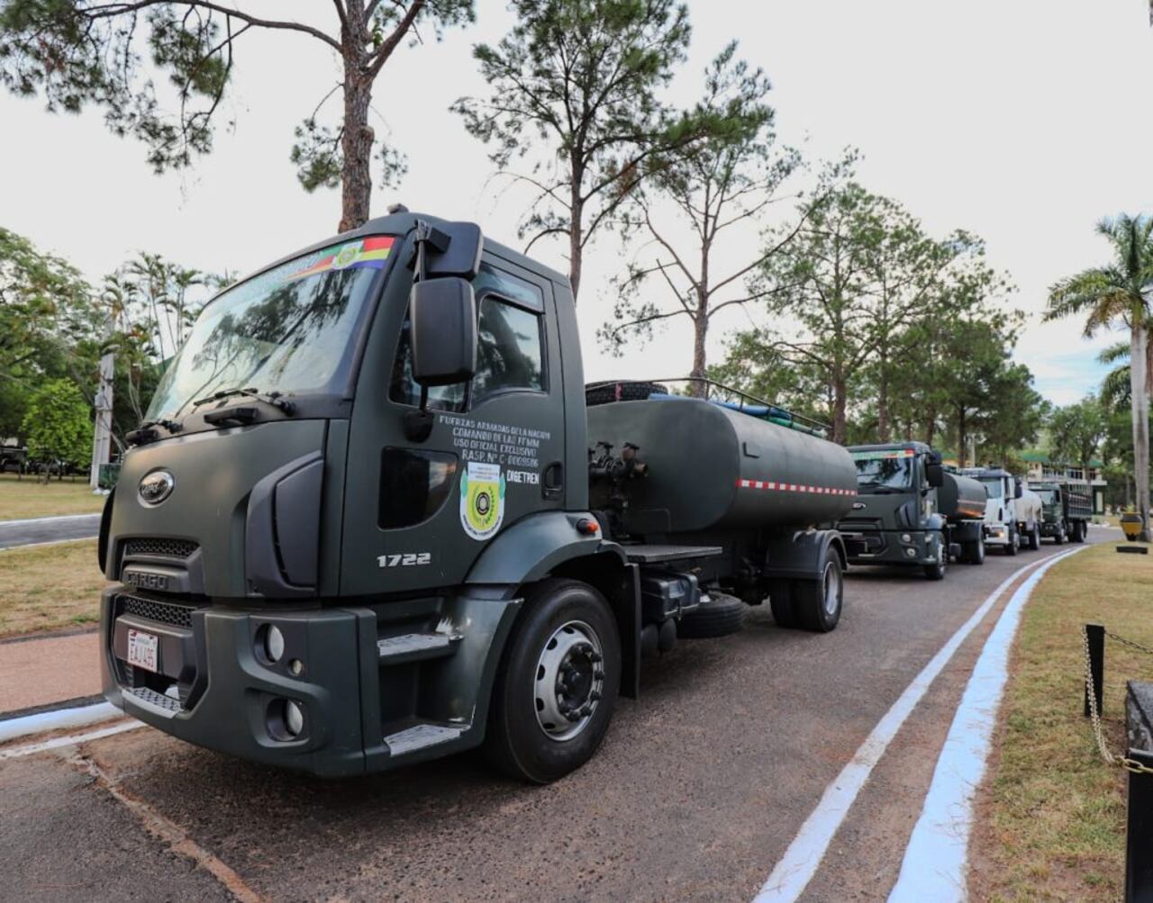 13 camiones cisterna parten hacia el Chaco con 200.000 litros de agua en total.