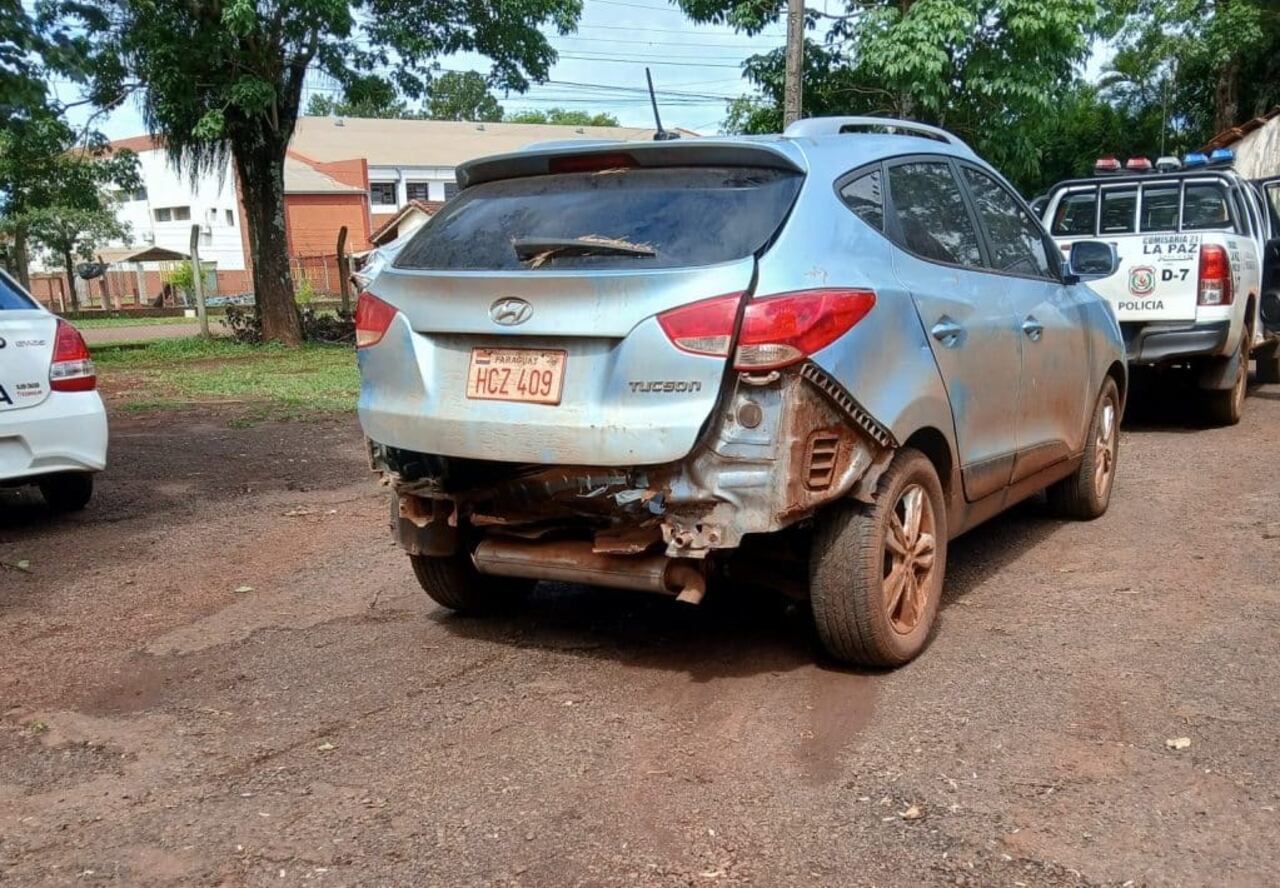 Camioneta encontrada. Coincidentemente, la parte trasera del vehículo empleado en el fallido intento de robo del cajero se había desprendido y quedó en el lugar como evidencia.