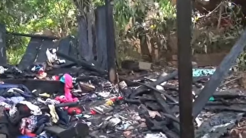 El fuego consumió por completo la pequeña vivienda de madera (captura de pantalla).