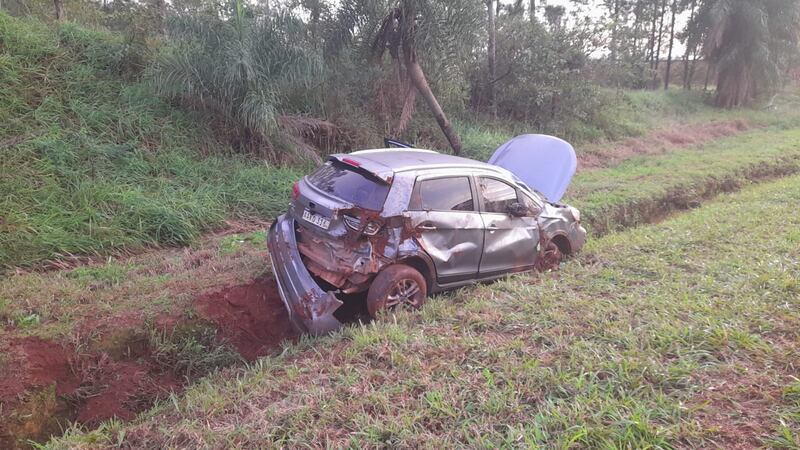 La peor parte se llevó el automóvil conducido por Oscar Acuña. Sus cuatro ocupantes resultaron lesionados, y el vehículo destruido al caer a la cuneta.