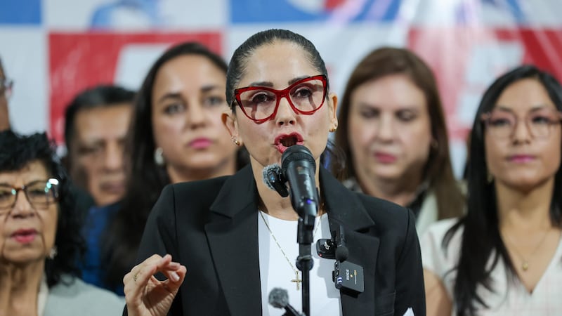 la excandidata presidencial del correísmo Luisa González (c) hablando durante una rueda de prensa, en Quito (Ecuador).