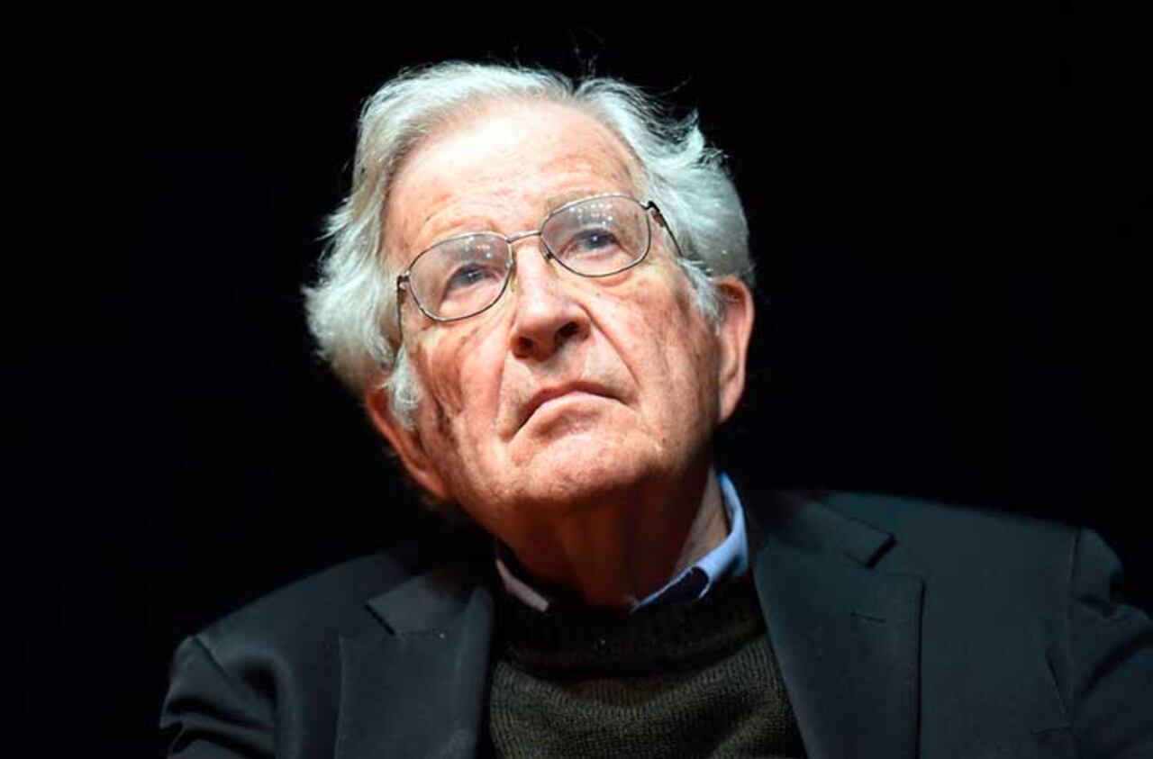 Noam Chombsky, reconocido filósofo y sociólogo. Junto a otros académicos, advirtió sobre los riesgos potenciales del uso sin regulación de la IA.