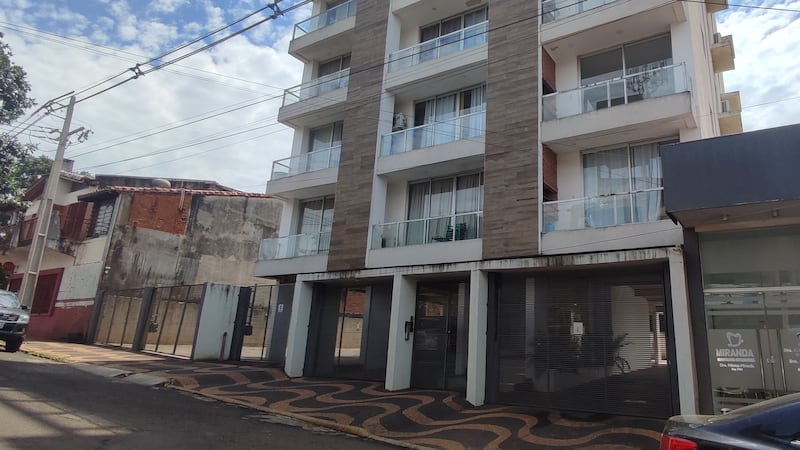La mujer vivía sola en en tercer piso de este edificio ubicado sobre la calle Gral. Bruguez casi avenida Japón, de Encarnación.