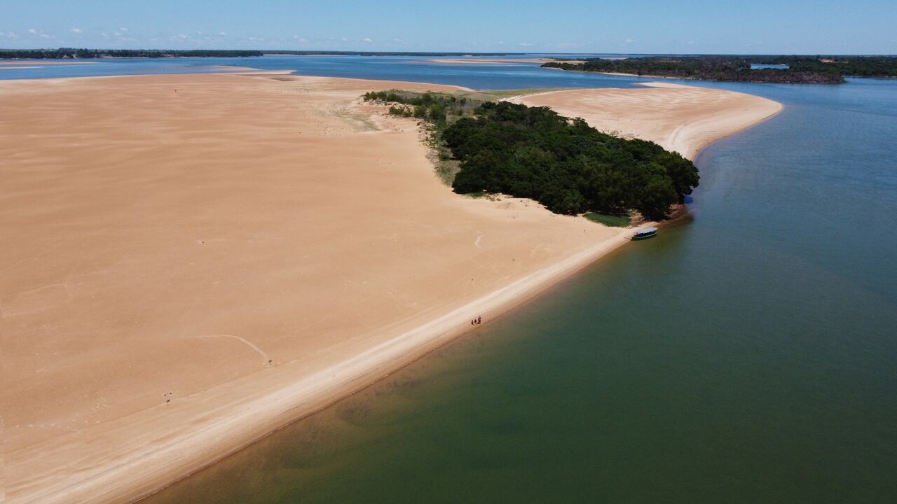 Cerrito es uno de los lugares del país donde vale la pena estar descalzo, sintiendo el poder relajante de su arena blanca y sus aguas cristalinas.