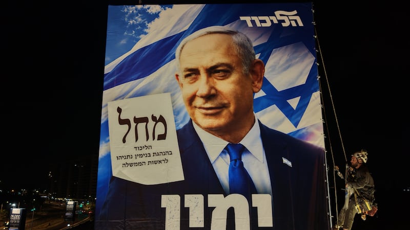 Mural con propaganda de la campaña del primer ministro Benjamin Netanyahu, a una semana de las elecciones legislativas. (EFE).