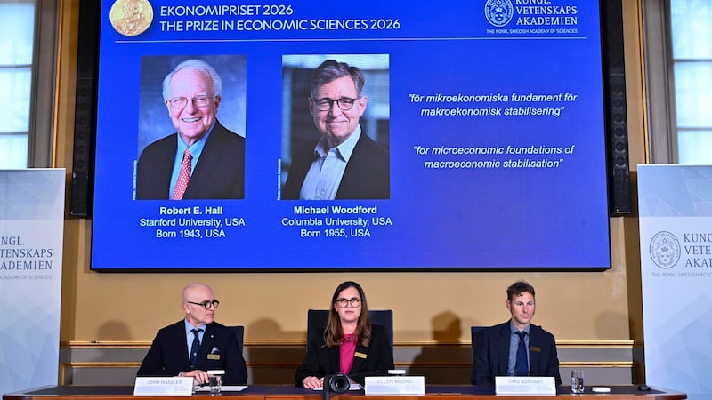 La Academia sueca anunciaron a los ganadores del premio Nobel de Economía 2026 a los economistas estadounidenses Robert E. Hall y Michael Woodford, ayer.