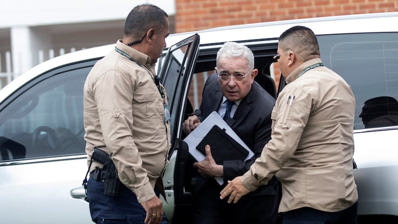 Álvaro Uribe (cenntro) , expresidente de Colombia, llega a la audiencia judicial, en Bogotá.