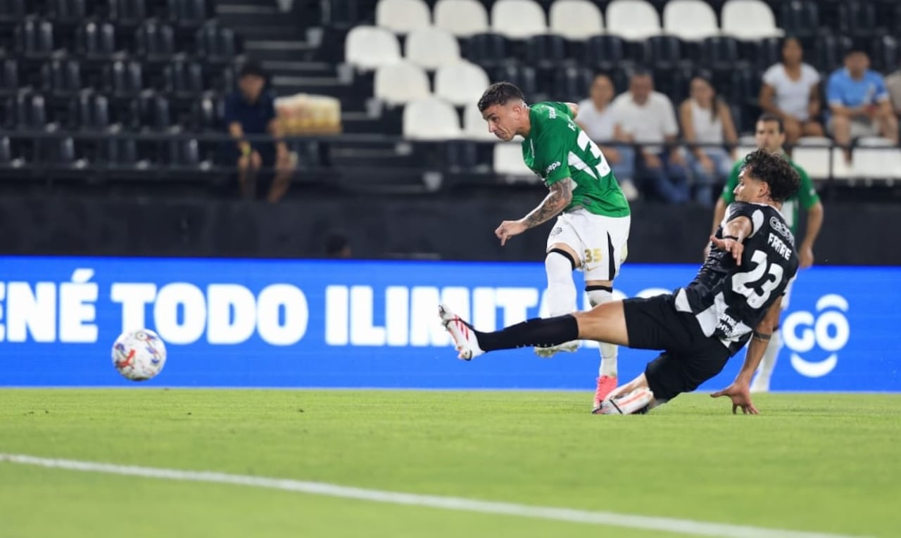 Disparo de Alfonso que terminó en las redes. Con este tanto, Olimpia venció a Libertad 1-0 y, ahora, lidera en las posiciones del Clausura.