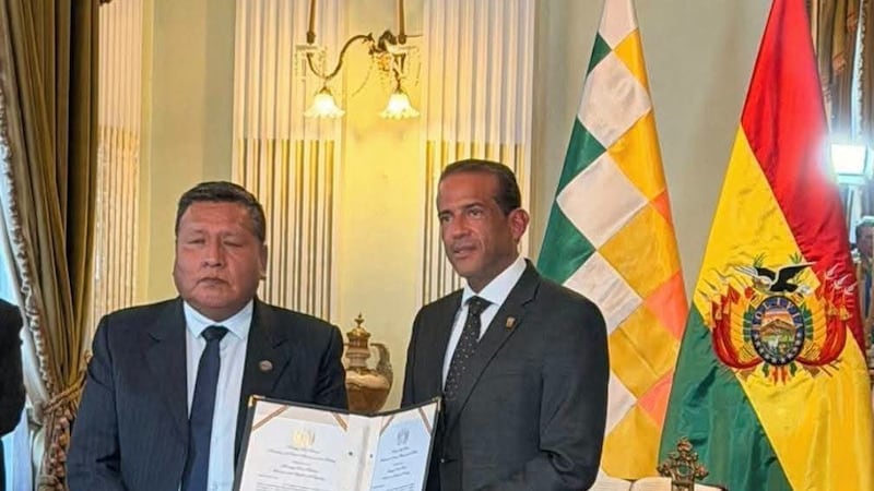 El canciller de Bolivia, Héctor Huanca (i) y el nuevo embajador boliviano en Parguay, Luis Fernando Camacho, durante un acto en la sede del Ministerio de Relaciones Exteriores boliviano. (foto gentileza RREE-Bolivia)