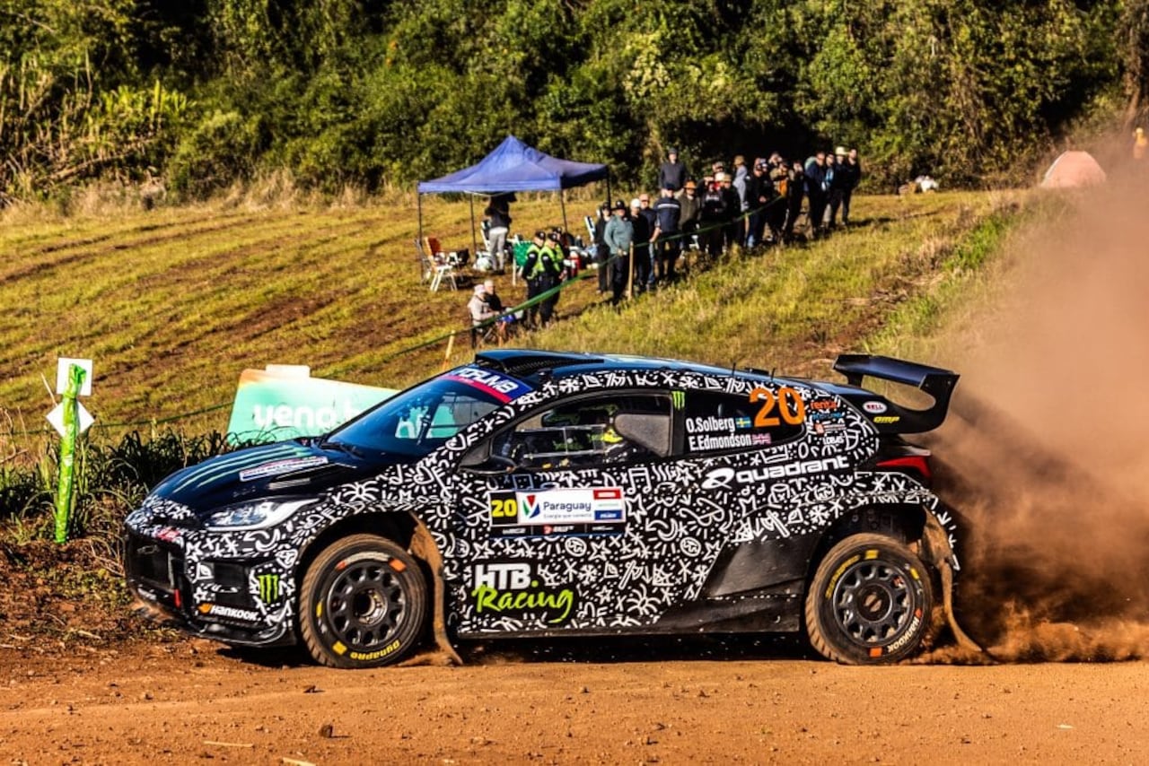 Postal de la primera edición del Rally del Paraguay, un evento que colocó al país en el mapamundial del automovilismo.