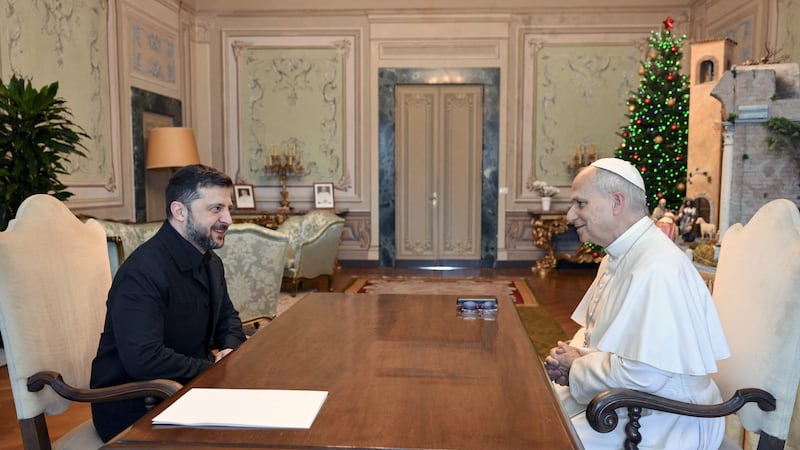 El papa León XIV (d) junto al presidente de Ucrania, Volodimir Zelensky. Ayer, el pontífice conversó de nuevo con el mandatario vía telefónica. (AFP)