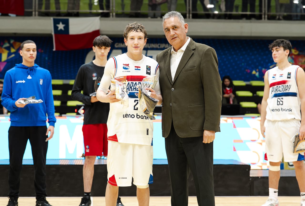 Noah Young recibió el premio de MVP del torneo de manos de Irán Arcos, dirigente de Consubasquet.