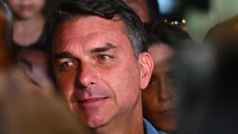 El senador Flávio Bolsonaro ofrece declaraciones luego de conocer los resultados oficiales de los comicios celebrados el pasado domingo, en los que venció en la primera vuelta y afirmó que "Brasil quiere cambio", en Brasilia (Brasil).