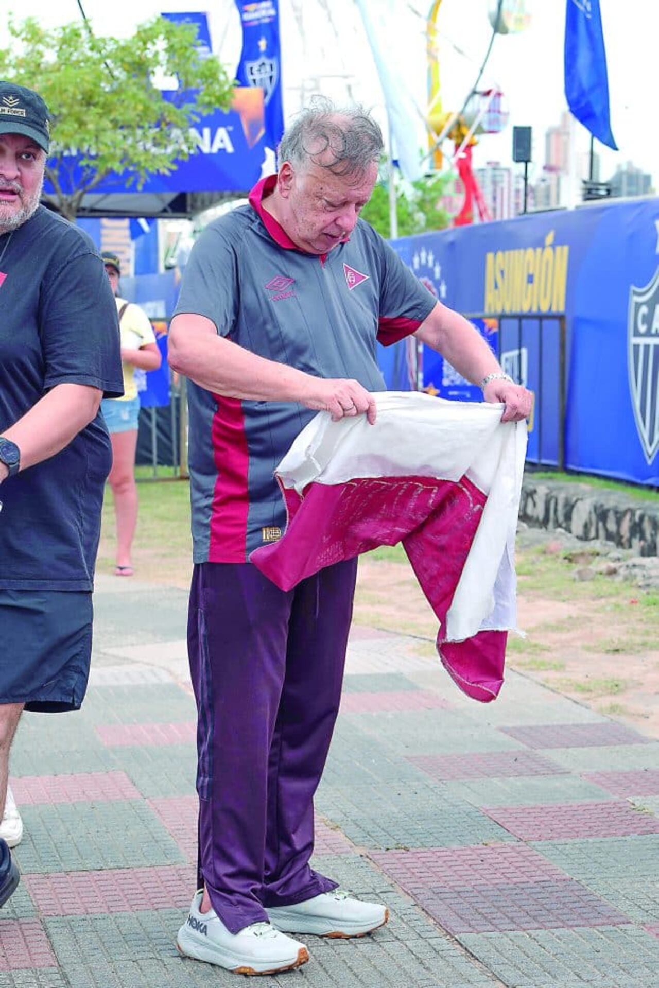 El cuadro argentino llegó a nuestra capital con hinchas de todas las edades, incluso con mucha gente de la tercera edad.