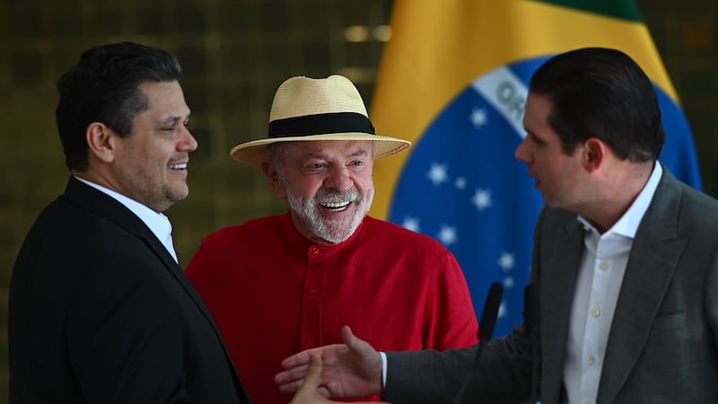 El jefe de Estado de Brasil, Luiz Inácio Lula da Silva (c), junto al presidente del Senado, Davi Alcolumbre (i), y el de la Cámara de Diputados, Hugo Motta (d), tras una reunión en el Palacio de la Alvorada, en Brasilia.