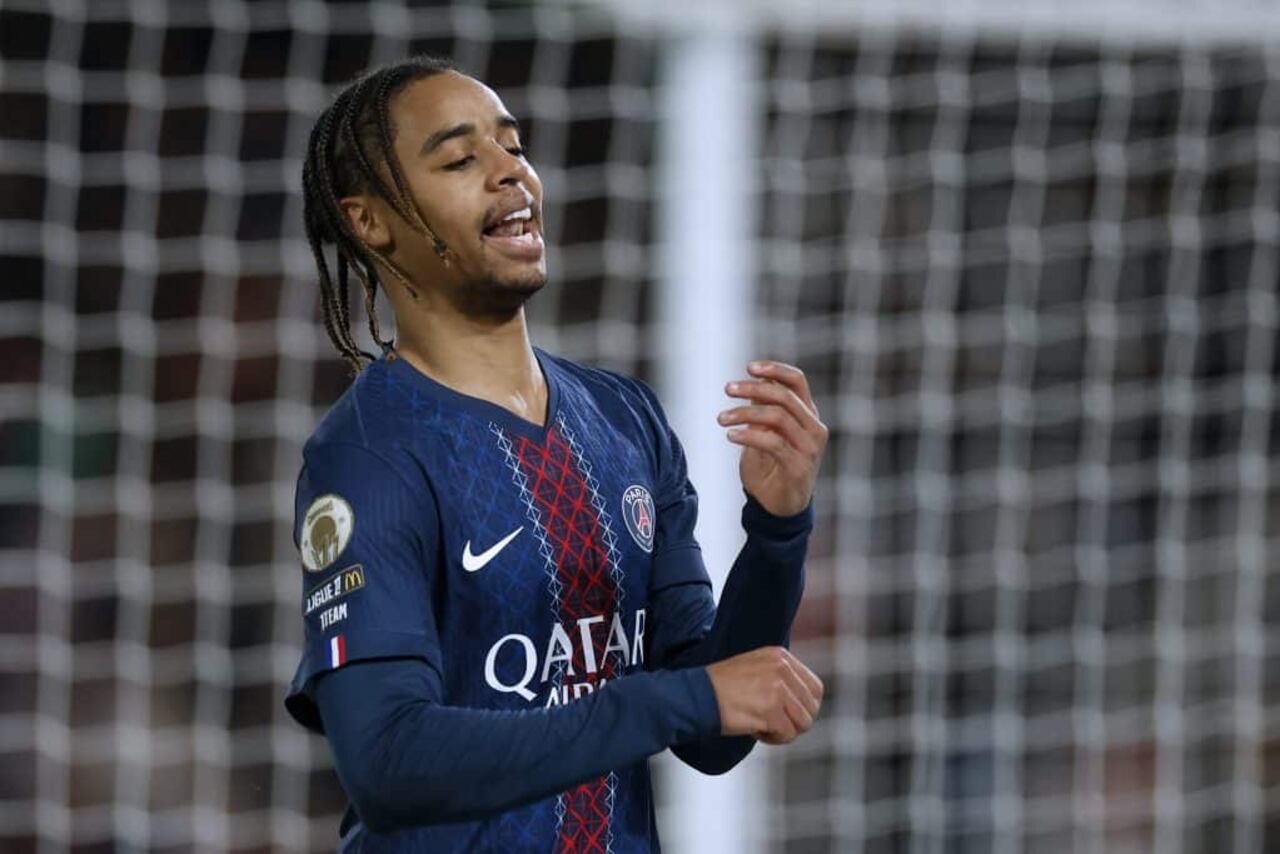 Paris (France), 06/12/2025.- Bradley Barcola of PSG gestures during the French Ligue 1 soccer match between Paris Saint Germain and Stade Rennais FC in Paris, France, 06 December 2025. (Francia) EFE/EPA/YOAN VALAT