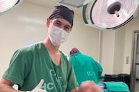El doctor Joel volvió a Clínicas para operar y frenar al Parkinson