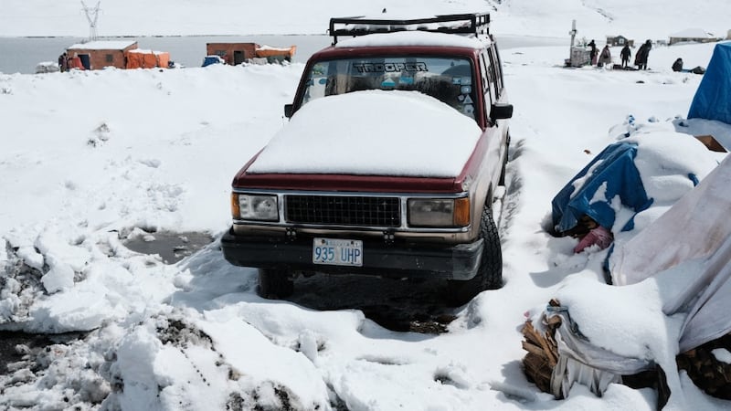 Un vehículo completamente cubierto por la nieve, en La Cumbre, Bolivia.