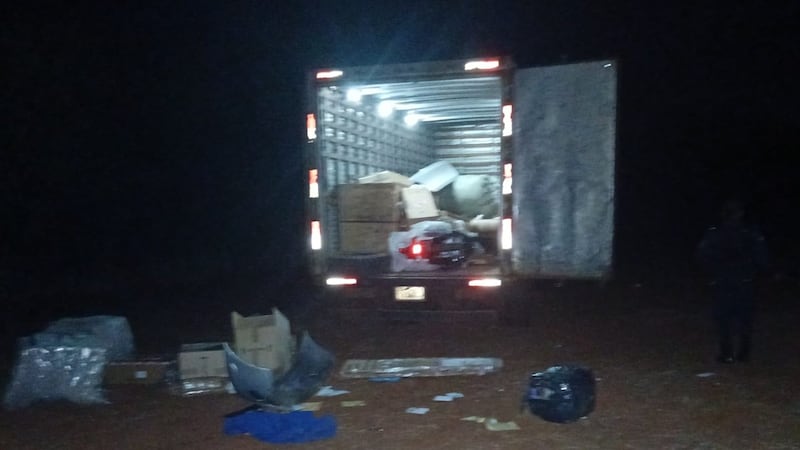 El camión de cargas fue encontrado abandonado y vacío a unos 5 kilómetros del lugar del atraco, en la localidad de Cruce Santa Clara.