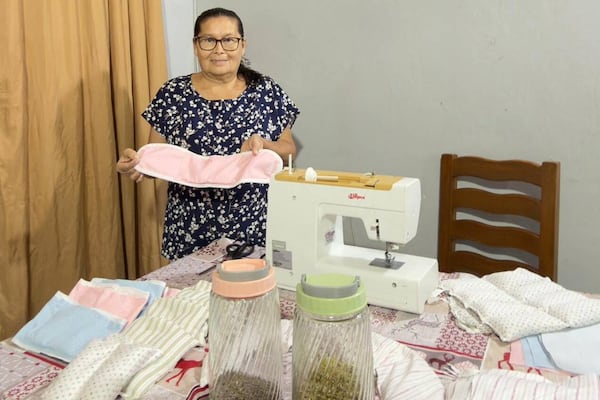 Doña venció un cáncer vai y hoy “teje por un sueño”