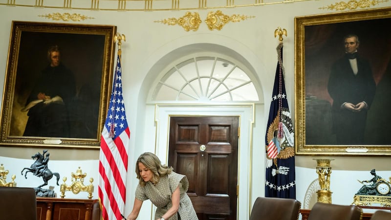 La embajadora paraguaya ante Estados Unidos, Estefanía Laterza de los Ríos, firma el instrumento diplomático que la acredita como jefa de la misión ante la administración estadounidense. (foto gentileza)