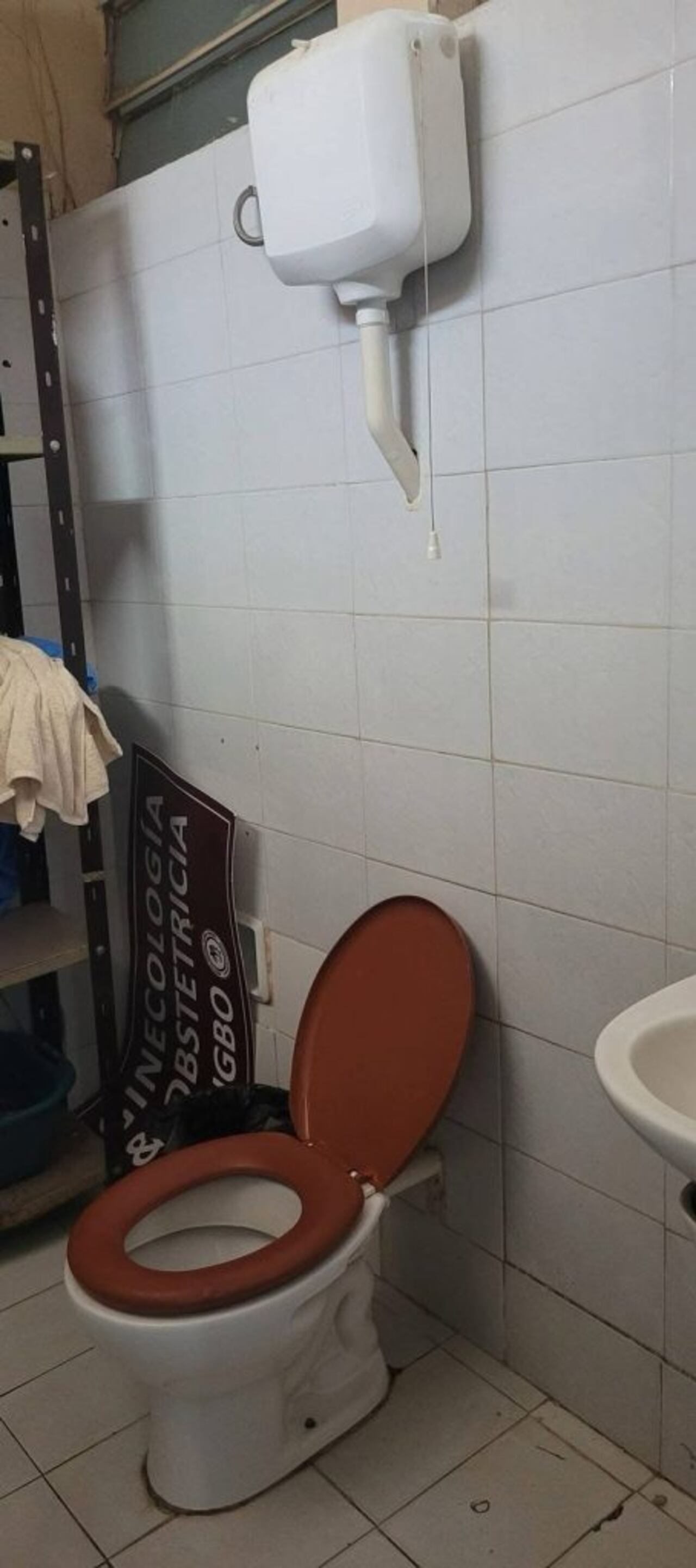 Baño de uso compartido entre sala de parto, adultos y médicos.