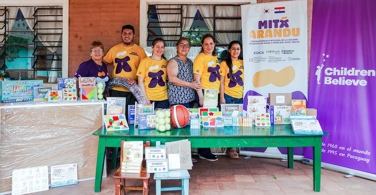 Docentes reciben materiales didácticos del proyecto Mitã Arandu, un paso clave para fortalecer la educación inicial y garantizar entornos de aprendizaje estimulantes.