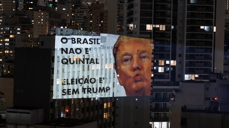 muestra una proyección en un edificio con el mensaje 'Brazil Will Be Mine' (Brasil será mío) y la imagen del presidente de Estados Unidos, Donald Trump, este viernes en el centro de São Paulo (Brasil).