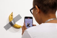 Robaron la banana de la polémica obra “Comedian” de museo francés