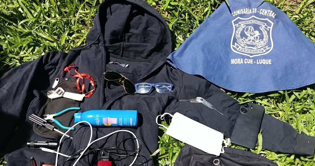 En su poder, los intervinientes encontraron una mochila, una capucha, un teléfono celular y una llave maestra de fabricación casera.