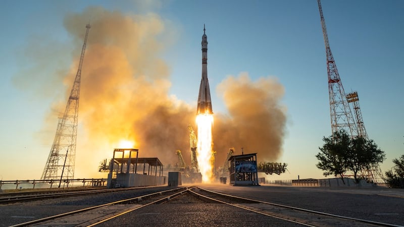 La expedición espacial 75 con la nave rusa Soyuz parte hacia la Estación Espacial Internacional.