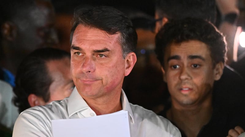 El excandidato presidencial Flavio Bolsonaro habla en una rueda de prensa este domingo, en el barrio Lago Sul, en Brasilia (Brasil). Bolsonaro afirmó que "es imposible reconocer" la victoria del presidente Luiz Inácio Lula da Silva en la segunda vuelta de las elecciones presidenciales de Brasil por la decisión de un juez de ampliar en dos horas el horario de votación a petición del líder progresista. EFE/ Andre Borges