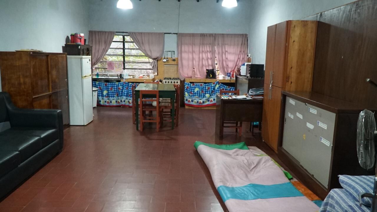 Tienen una sala de simulación en la que practican cómo hacer todos los quehaceres del hogar solos, guiándose por los demás sentidos.