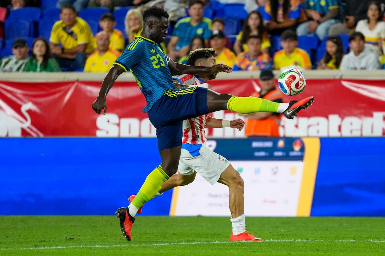 Enciso pelea el balón ante el capitán colombiano, el defensor Davinson Sánchez.