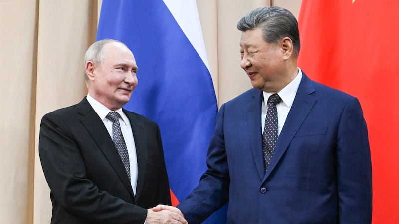 El presidente de Rusia, Vladimir Putin (i) y el mandatario chino, Xi Jinping, en Kirguistán.