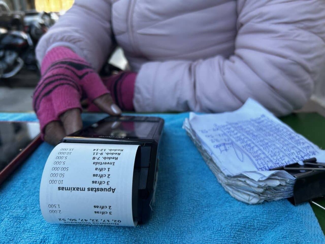Unas tres mil personas levantan apuestas de la quiniela en todo el país. El juego representa unas ventas brutas de G. 45.000 millones mensuales, aproximadamente, según informes oficiales.