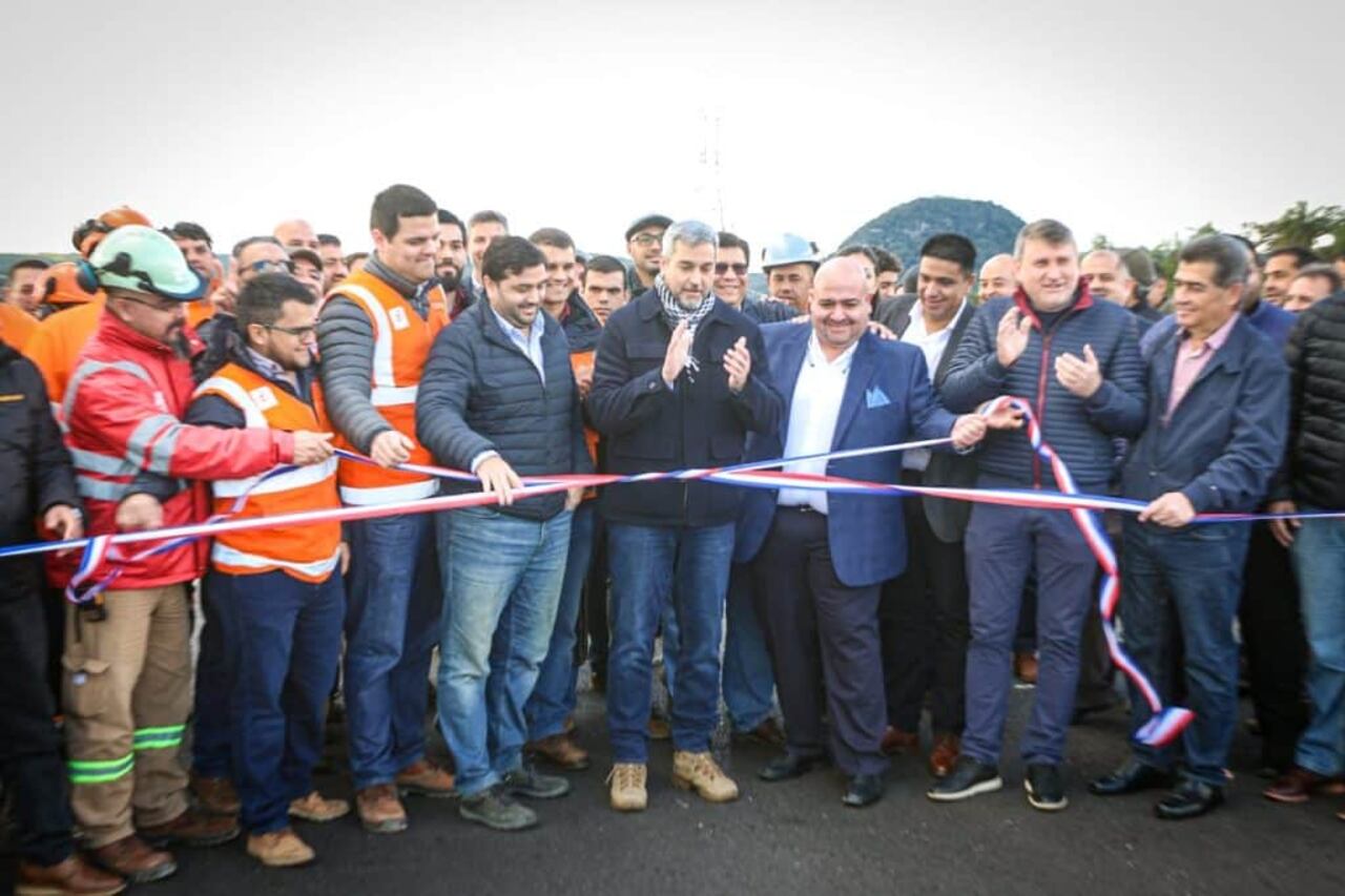 Marito y su cohorte "inaugurando" la ruta PY02 y la circunvalación en Caacupé... mientras miles de pobladores de Atyrá y Caacupe quedaron aislados debido a la habilitación "oficial" sin que se hayan terminado las obras complementarias. Foto oficial del MOPC.
