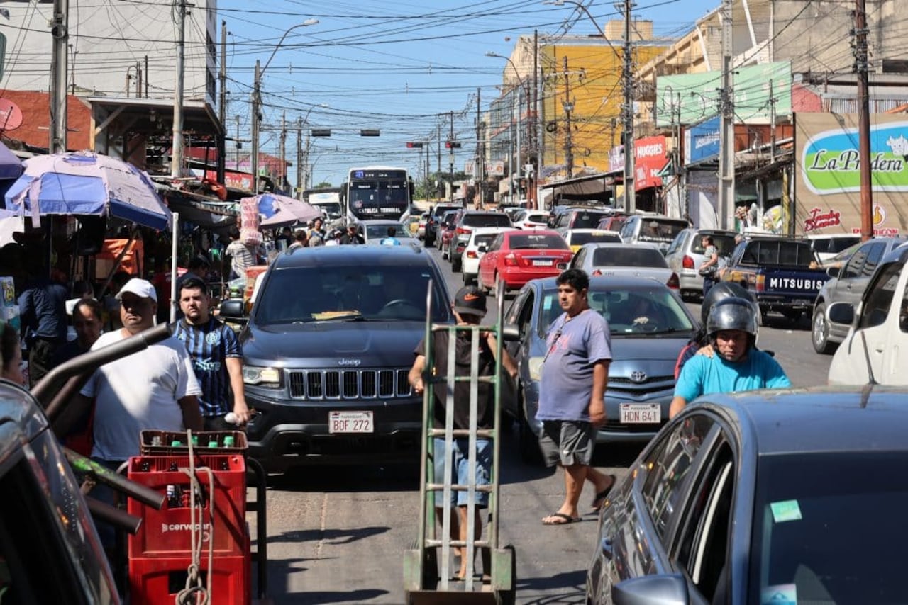 La tranquilidad de Enriqueta se contrapone al caótico ajetreo del Mercado N.o 4.