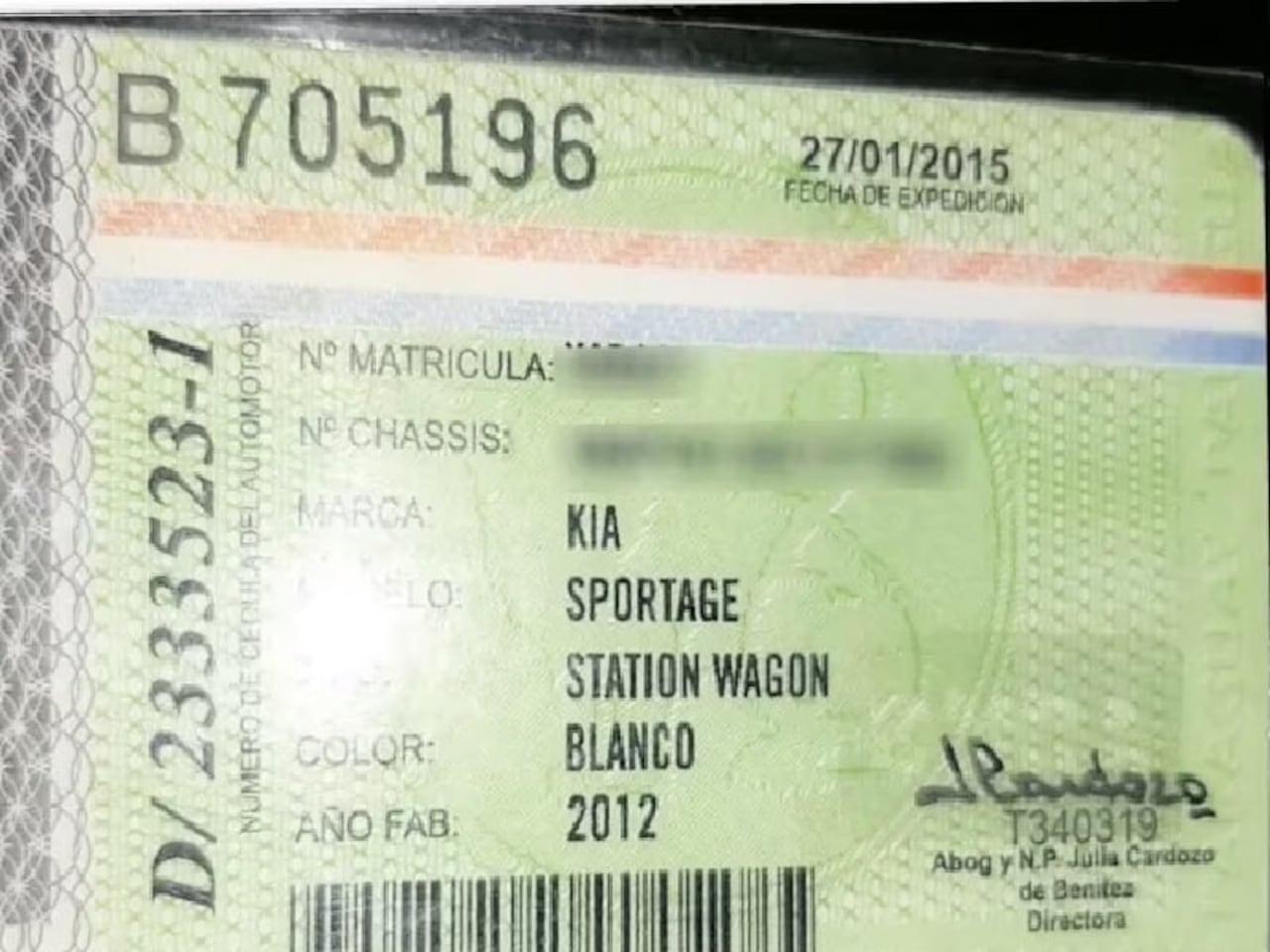 La cédula verde que pertenecería a un vehículo clonado y fuera enviada al "dueño" de un rodado legal. Nótese los detalles de un minucioso trabajo de falsificación.