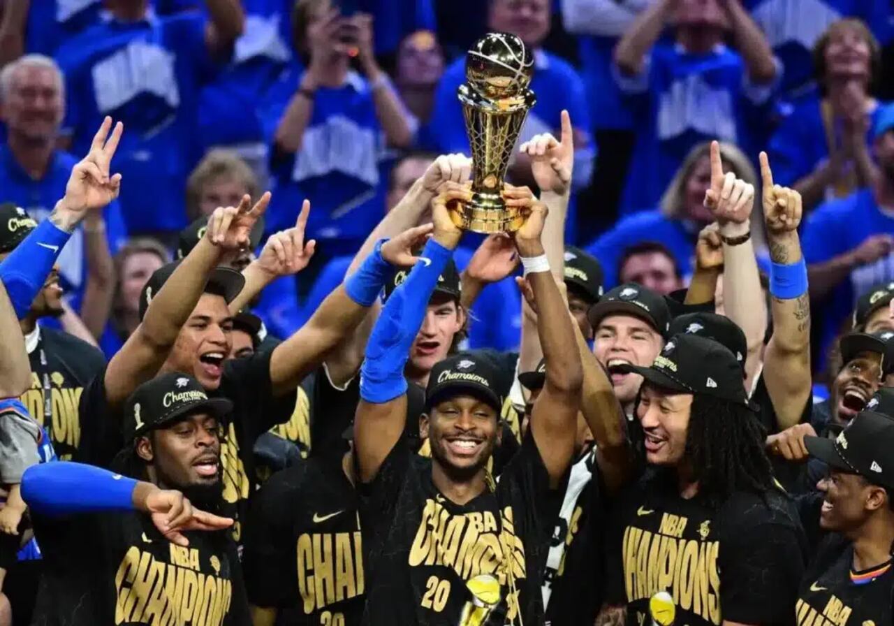 Shai Gilgeous-Alexander levanta el trofeo de MVP junto con sus compañeros.