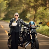 Abuela cumplió 96 años con onda roquera: “Le encantó”
