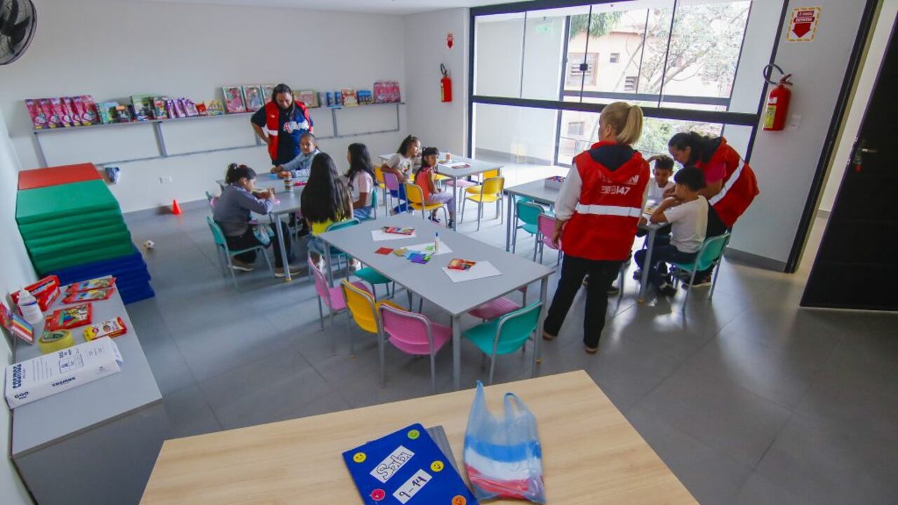 El centro cuenta con salas de estimulación, áreas de descanso, espacios recreativos, cocinaequipada, sanitarios, enfermería, sistemas de seguridad y personal técnico especializado.