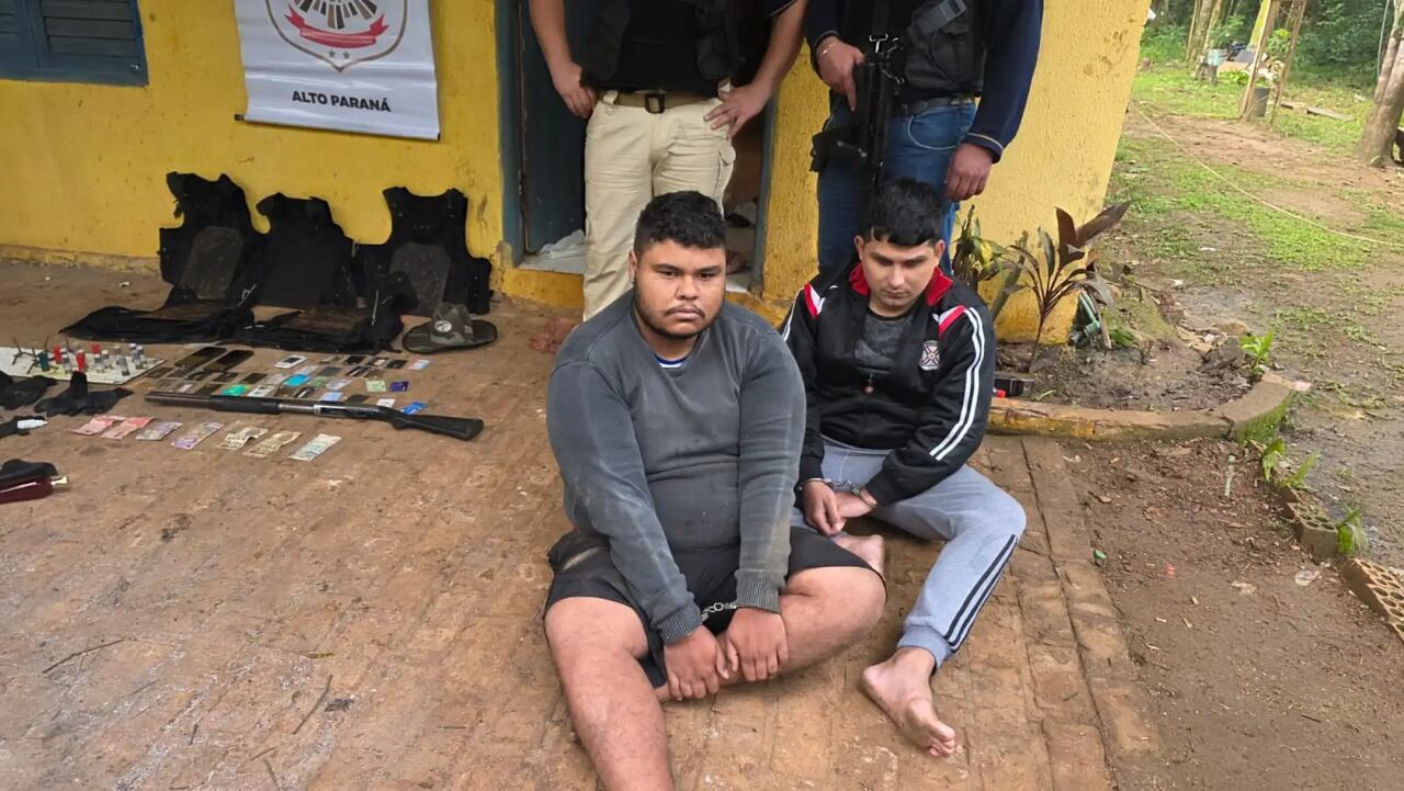 Evidencia incautada durante el allanamiento de una vivienda, procedimiento que dejó a personas detenidas y permitió el decomiso de armas, celulares y otros objetos relevantes para la investigación.