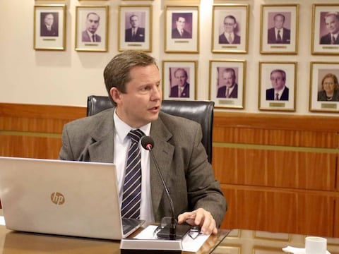 Cargos de confianza no requieren de título y becas se otorgan con amplitud