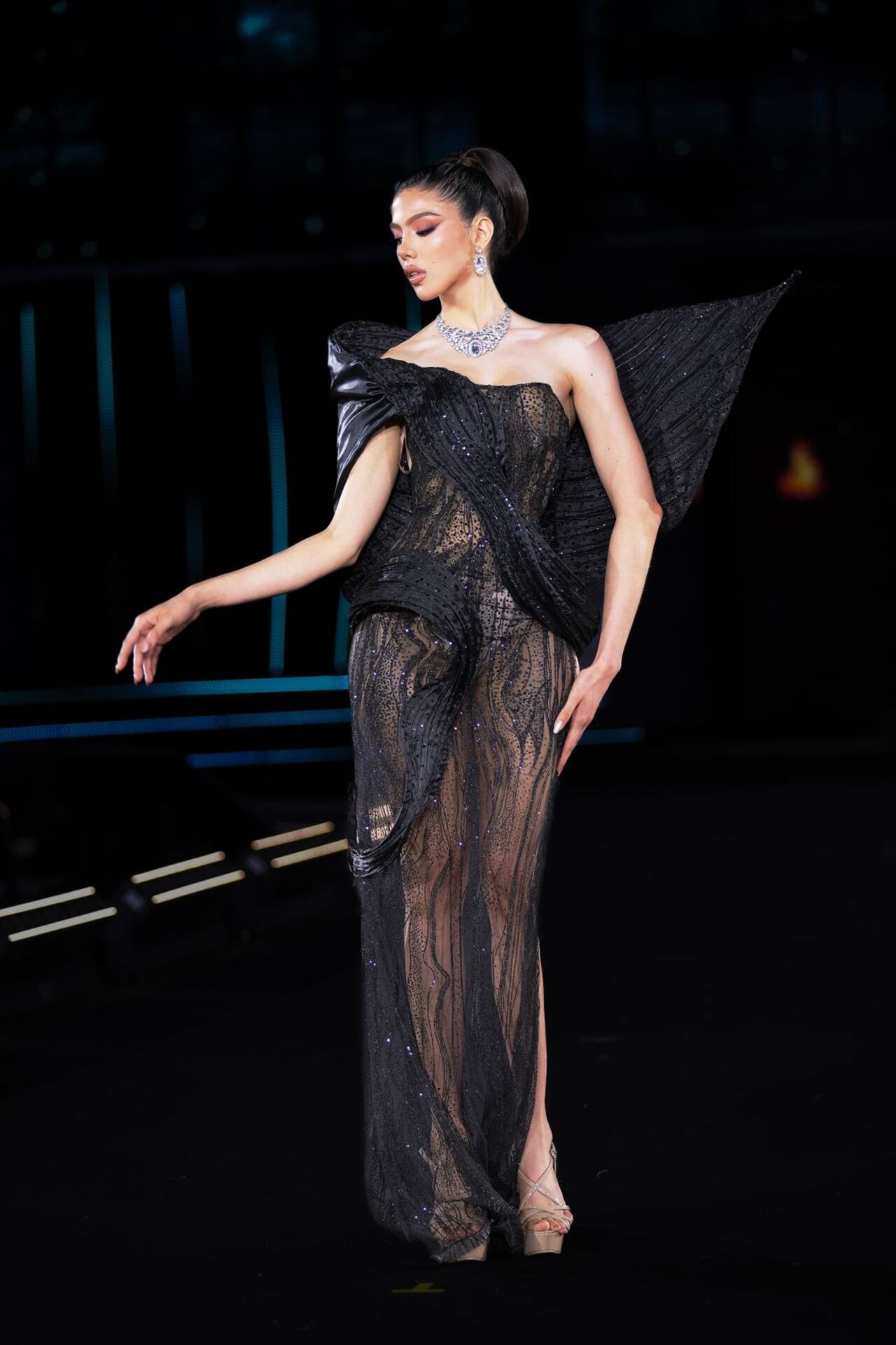 Vestida de negro, la modelo mantiene una estética clásica y equilibrada.