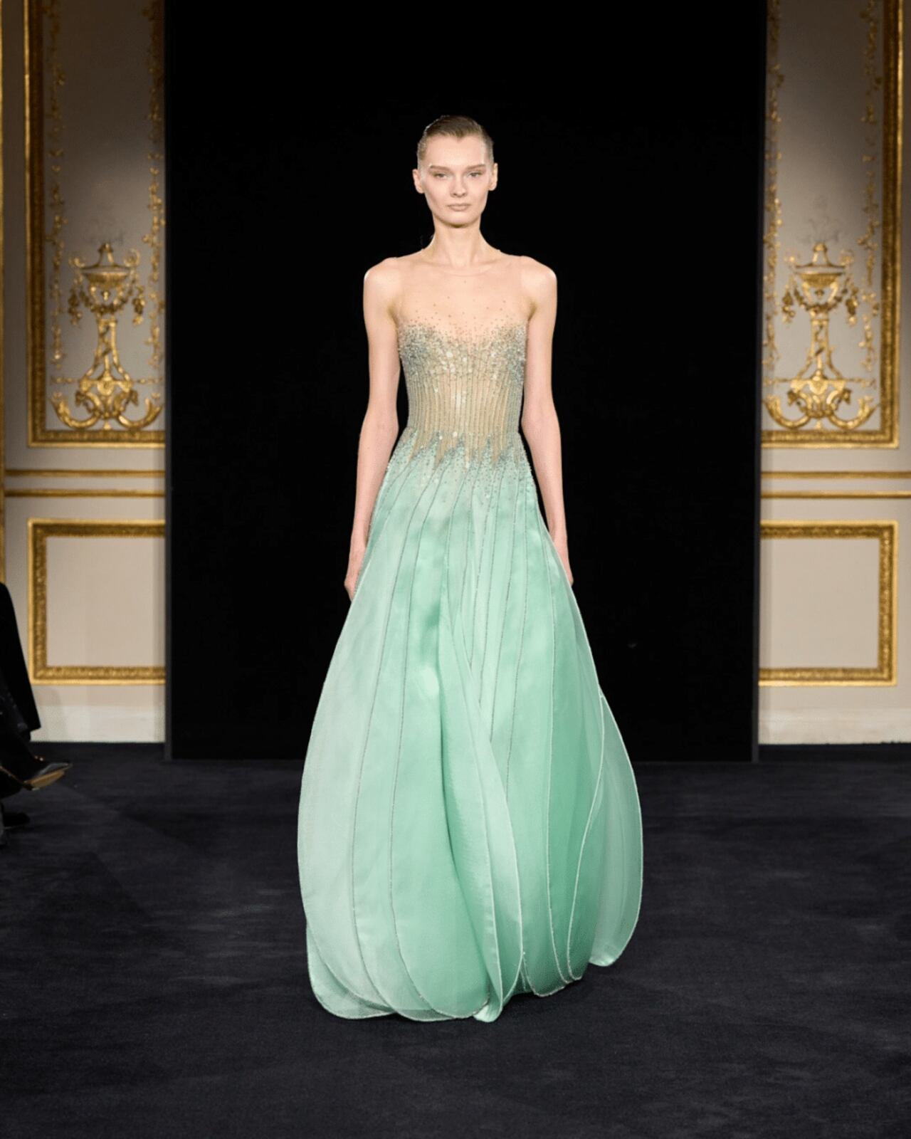 Armani combinó tonos suaves de jade, verde, rosa y blanco.
