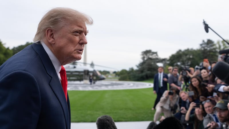 El presidente de Estados Unidos, Donald Trump, habla con periodistas, en la Casa Blanca.