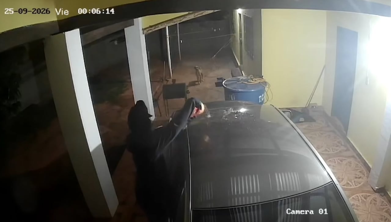 El hombre ingresó al garage y roció el vehículo con un líquido inflamable.