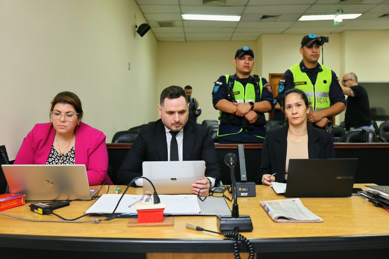 El fiscal Silvio Corbeta (c) informa al tribunal sobre los documentos presentados como prueba contra Prieto.